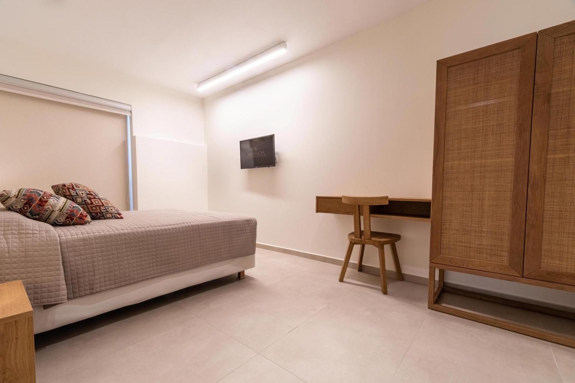Arancia Elegant Rooms And Suites Толон Экстерьер фото