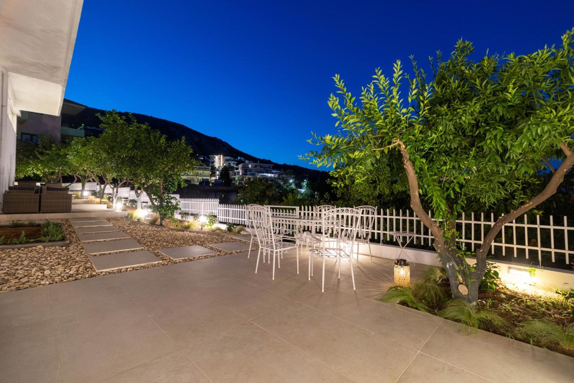 Arancia Elegant Rooms And Suites Толон Экстерьер фото